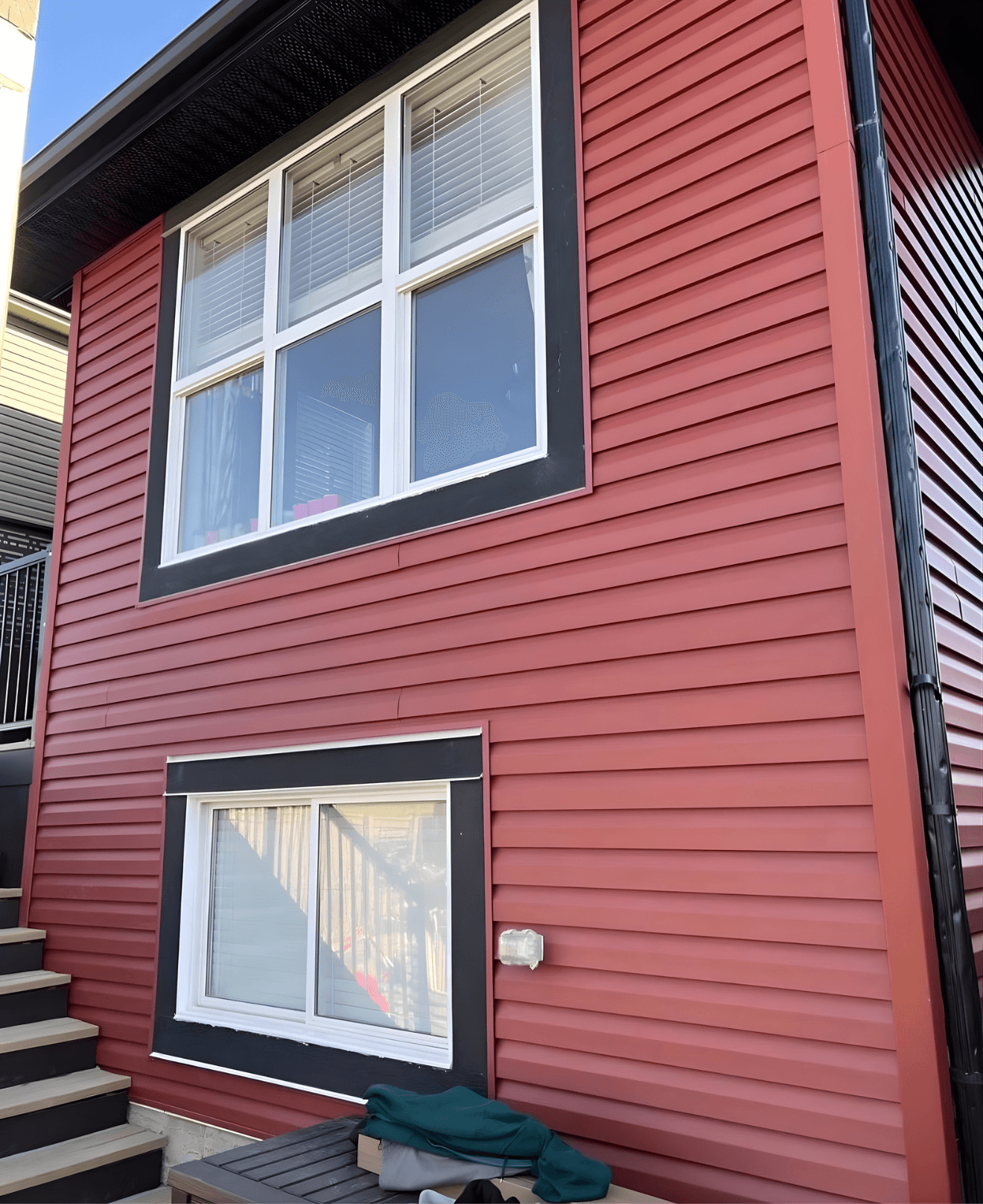 Complete siding replacement after hail damage with upgraded Smart Trim finishes. Focused on clean lines, improved resilience, and a refreshed exterior look.