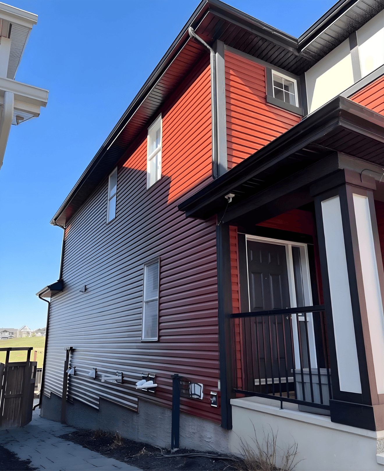 Complete siding replacement after hail damage with upgraded Smart Trim finishes. Focused on clean lines, improved resilience, and a refreshed exterior look.