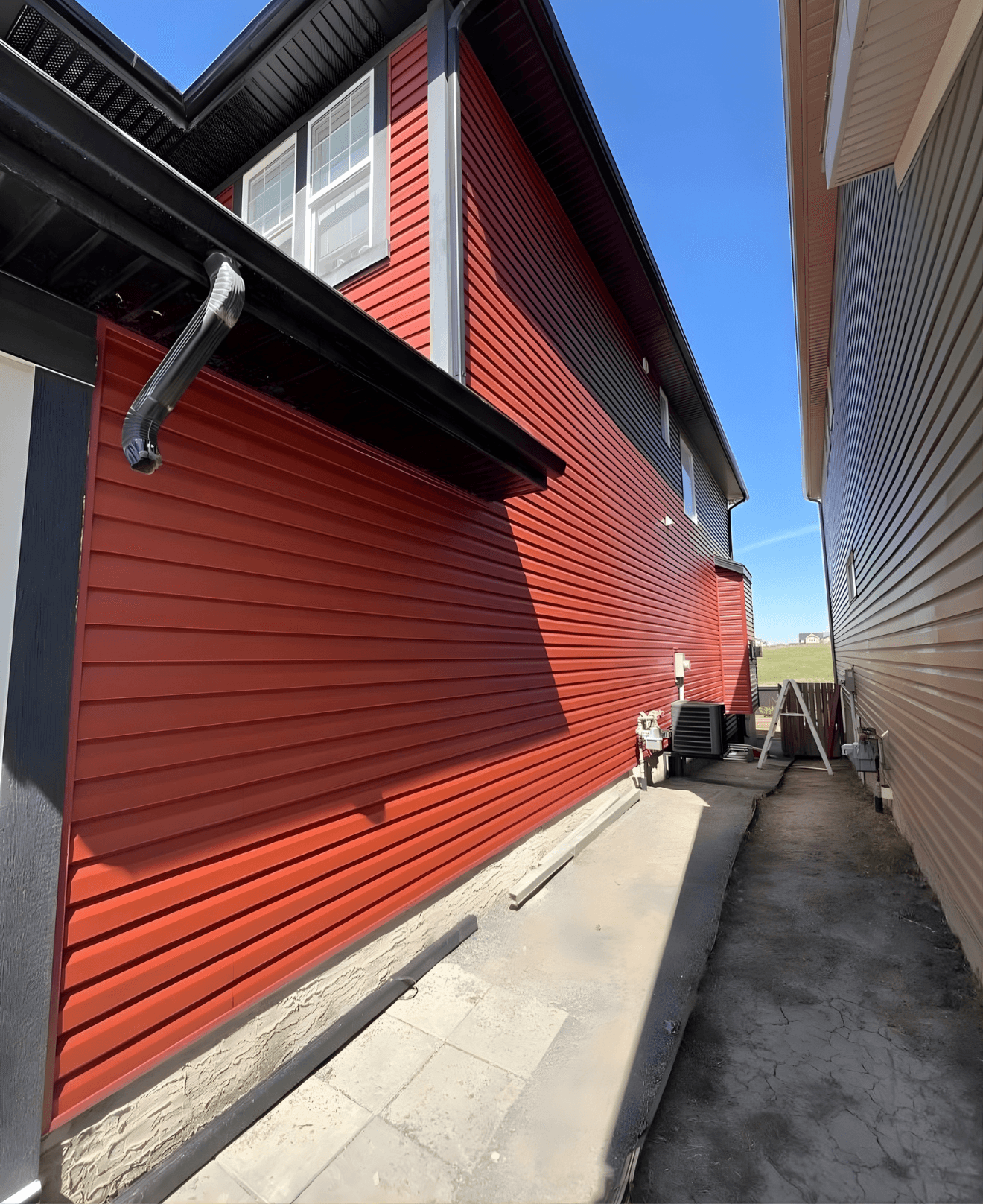 Complete siding replacement after hail damage with upgraded Smart Trim finishes. Focused on clean lines, improved resilience, and a refreshed exterior look.