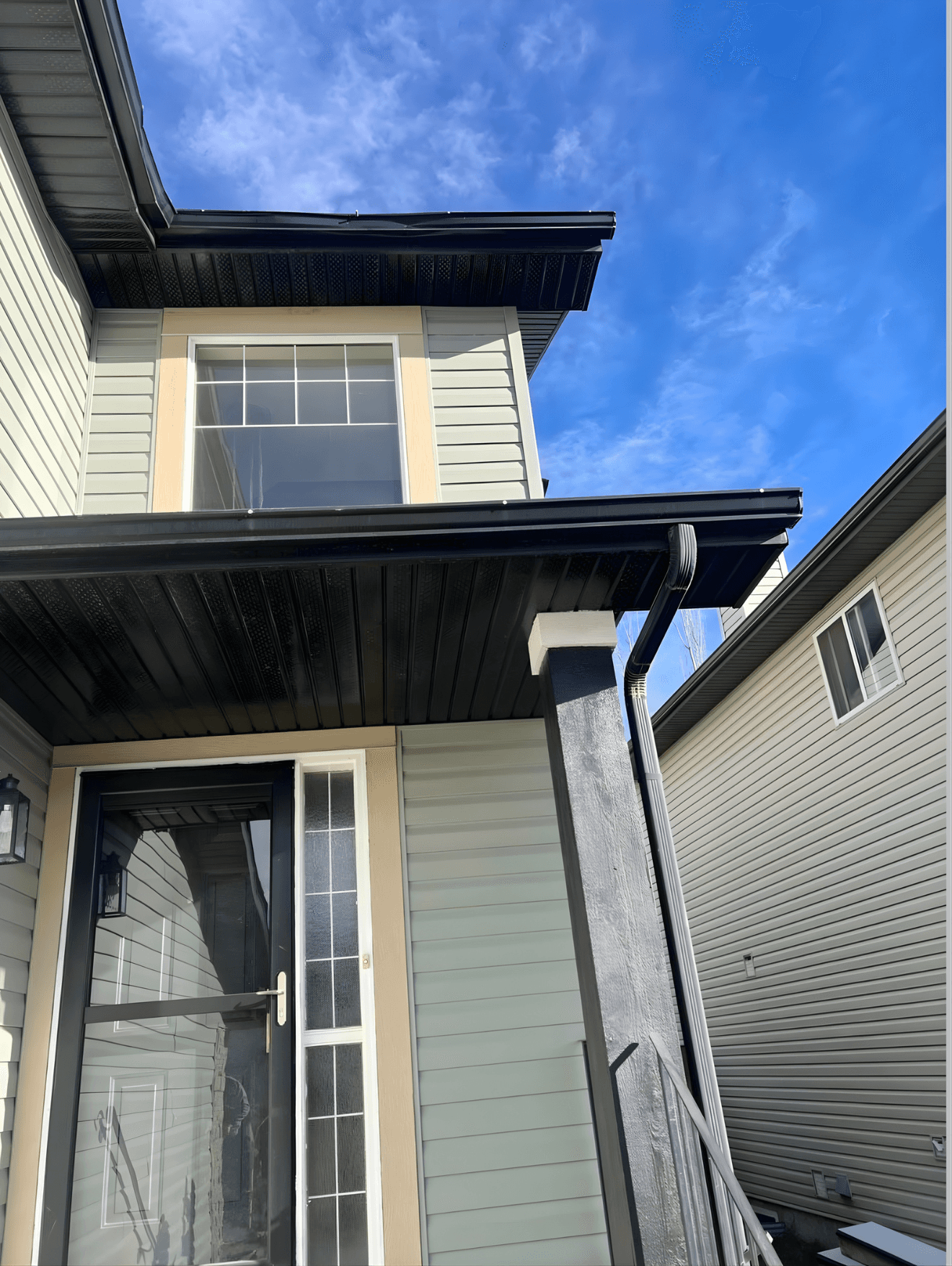 Exterior restoration following hail damage, including full vinyl siding replacement and Smart Trim detailing. Built to restore appearance, improve durability, and handle future weather exposure.