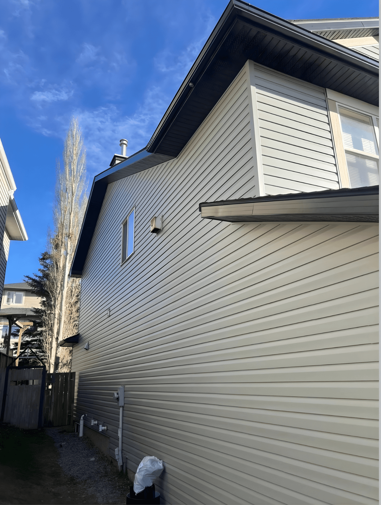 Exterior restoration following hail damage, including full vinyl siding replacement and Smart Trim detailing. Built to restore appearance, improve durability, and handle future weather exposure.