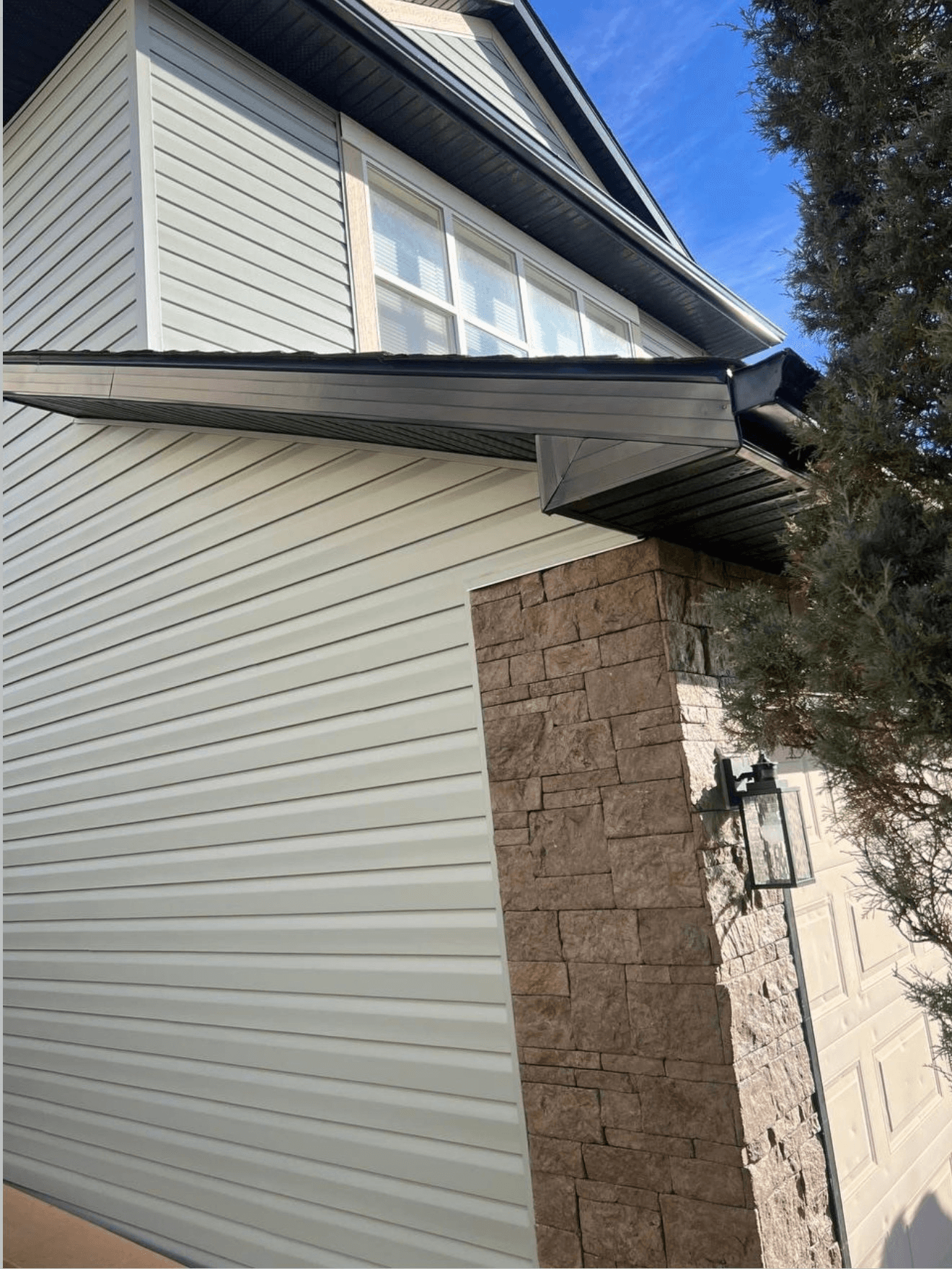 Exterior restoration following hail damage, including full vinyl siding replacement and Smart Trim detailing. Built to restore appearance, improve durability, and handle future weather exposure.