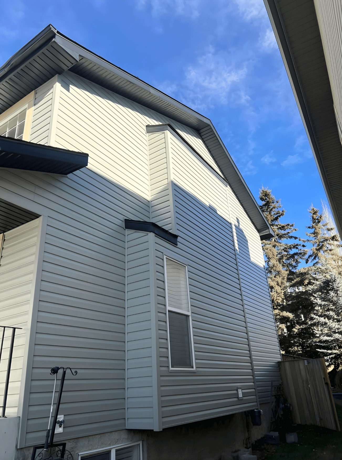 Exterior restoration following hail damage, including full vinyl siding replacement and Smart Trim detailing. Built to restore appearance, improve durability, and handle future weather exposure.