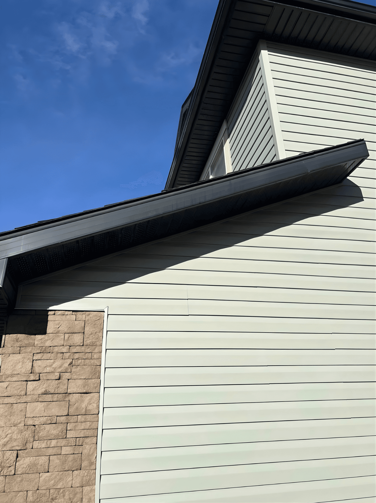 Exterior restoration following hail damage, including full vinyl siding replacement and Smart Trim detailing. Built to restore appearance, improve durability, and handle future weather exposure.