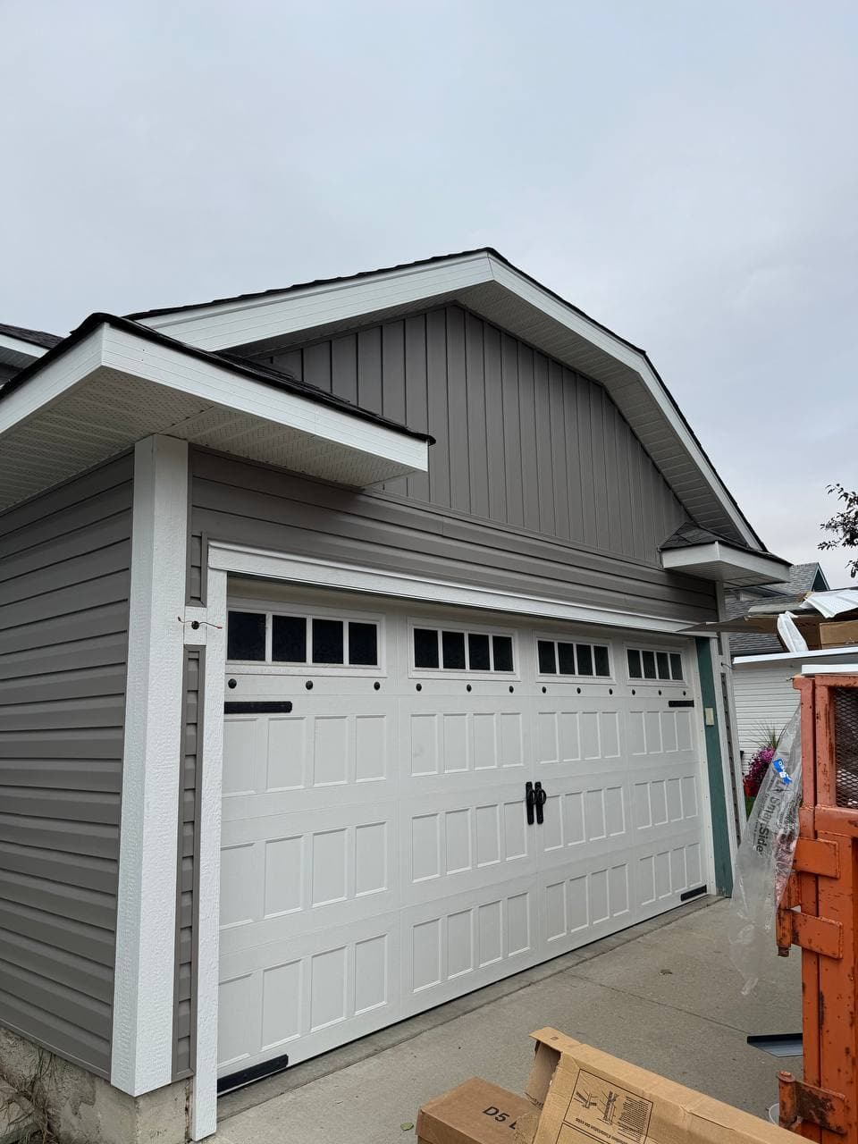 Old vinyl removal and renovation project with new vinyl installation and board-and-batten accent details. The work includes removing the old siding, preparing the surface, and adding clean, modern finishes to improve the look of the house.