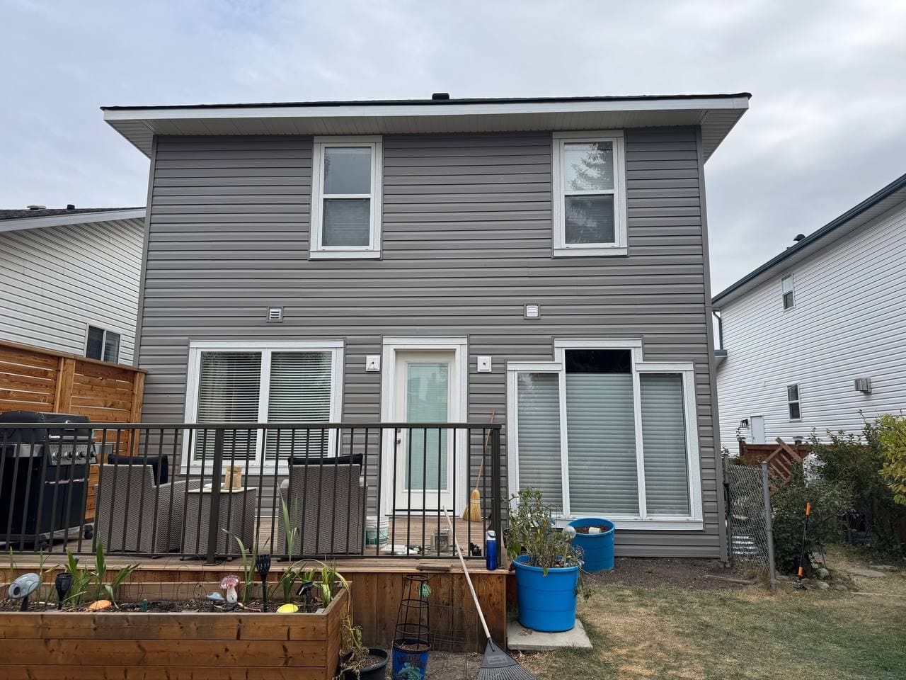 Old vinyl removal and renovation project with new vinyl installation and board-and-batten accent details. The work includes removing the old siding, preparing the surface, and adding clean, modern finishes to improve the look of the house.