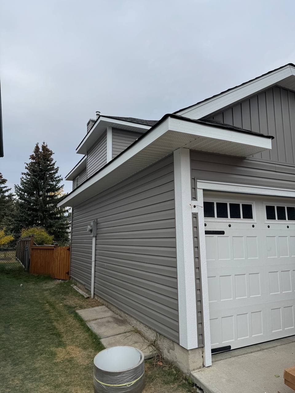Old vinyl removal and renovation project with new vinyl installation and board-and-batten accent details. The work includes removing the old siding, preparing the surface, and adding clean, modern finishes to improve the look of the house.